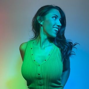 Meet your Posher, Taina